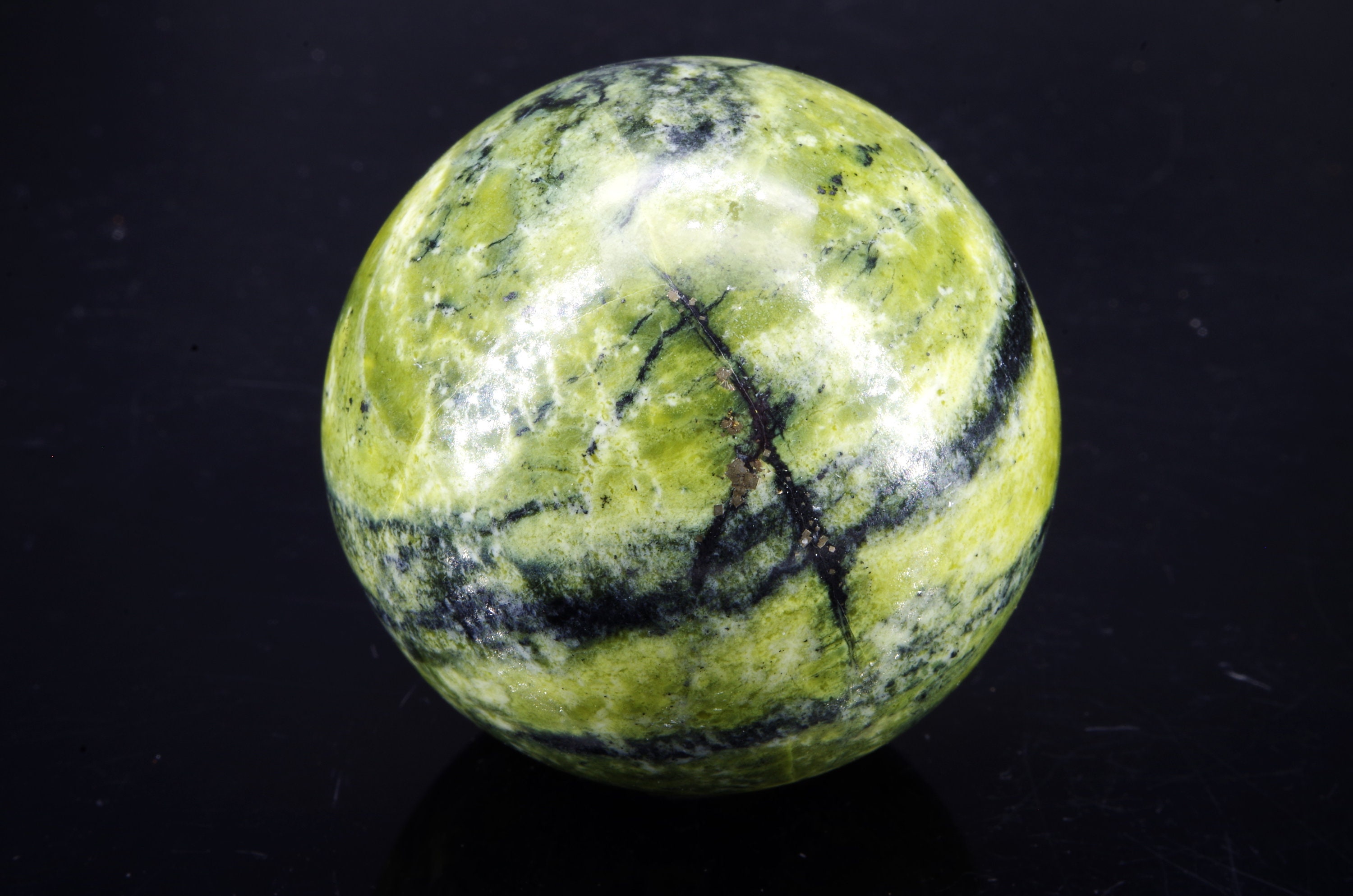 Sphère/Boule Serpentine Pérou/ 184 Gr /Diamètre 5 cm, Circonférence 16 cm