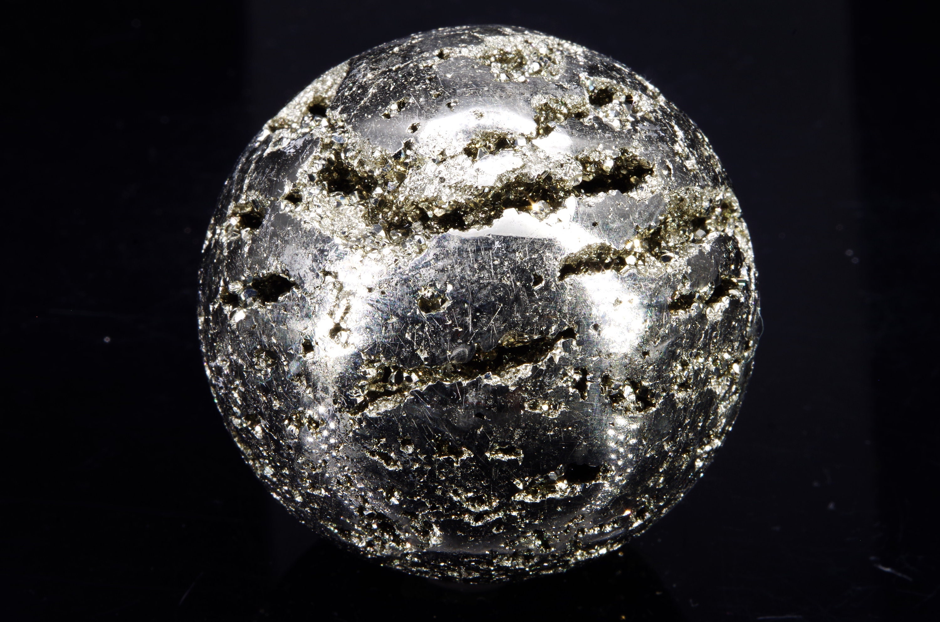 Sphère/Boule de Pyrite Pérou 243 Gr /Diamètre 4.9 cm/ Circonférence 15.5 cm