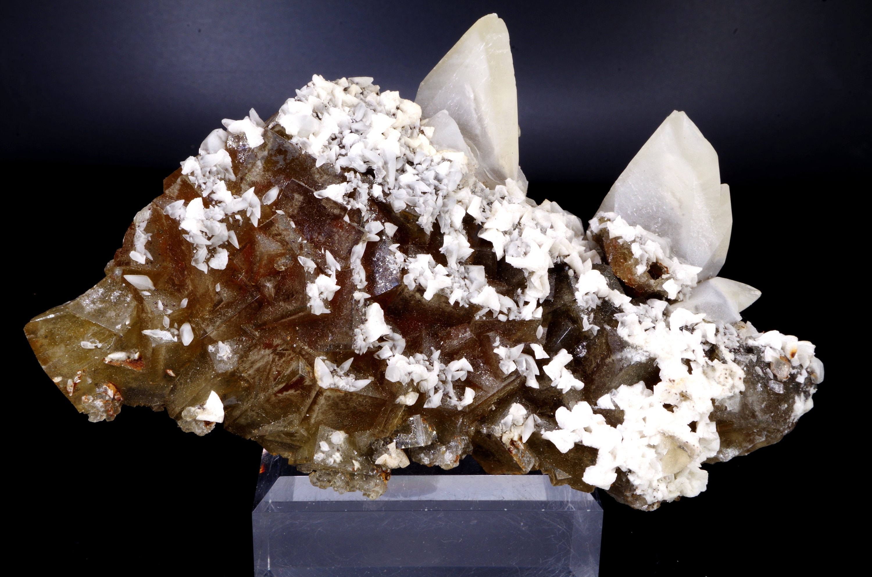 Fluorite, Calcite, Dolomite Moscona Asturies, Espagne/ Espana/13.5x8.5x4.2 393G