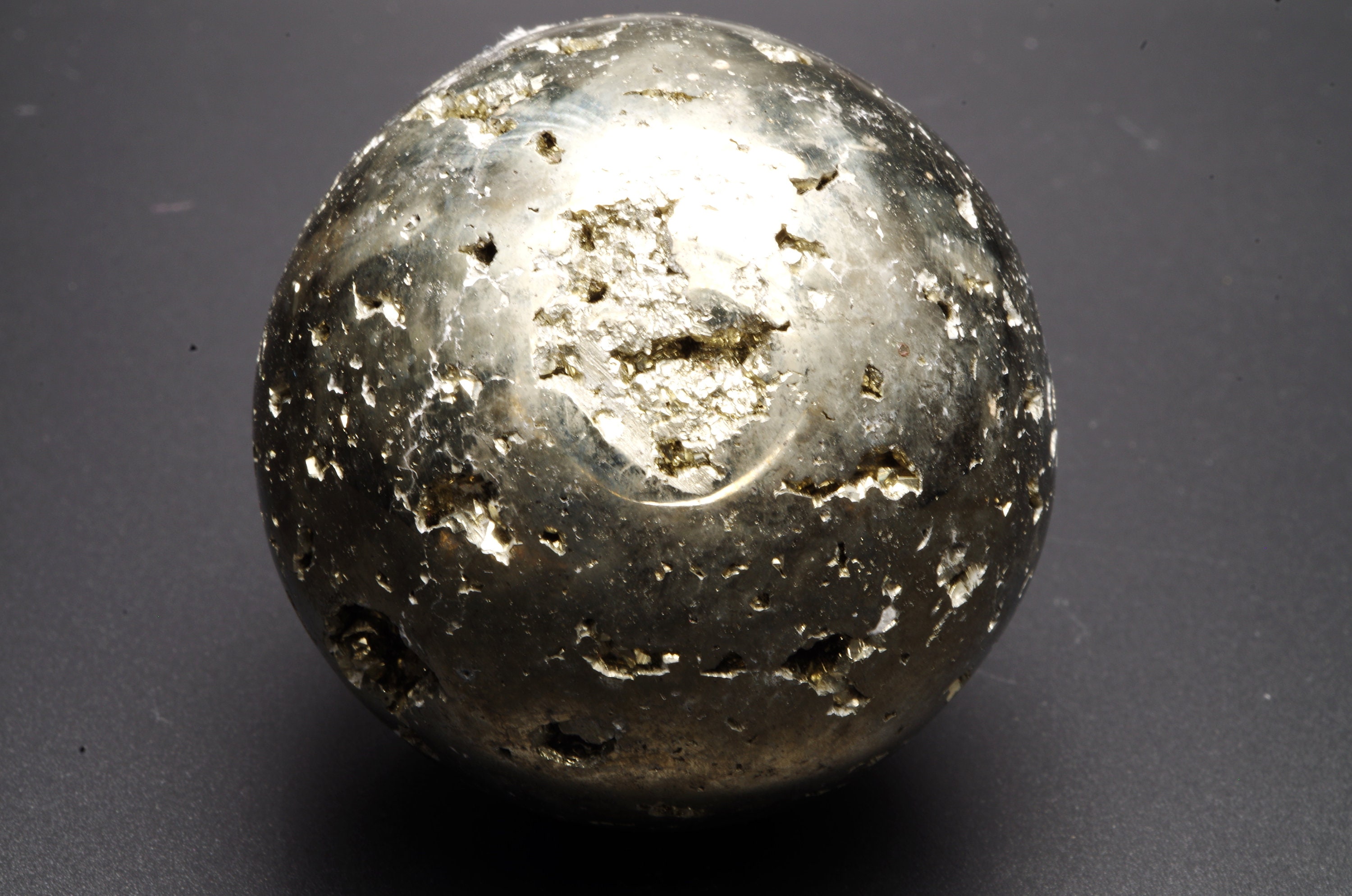 Sphère/Boule de Pyrite Pérou 297 Gr /Diamètre 4.9 cm Circonférence 16 cm