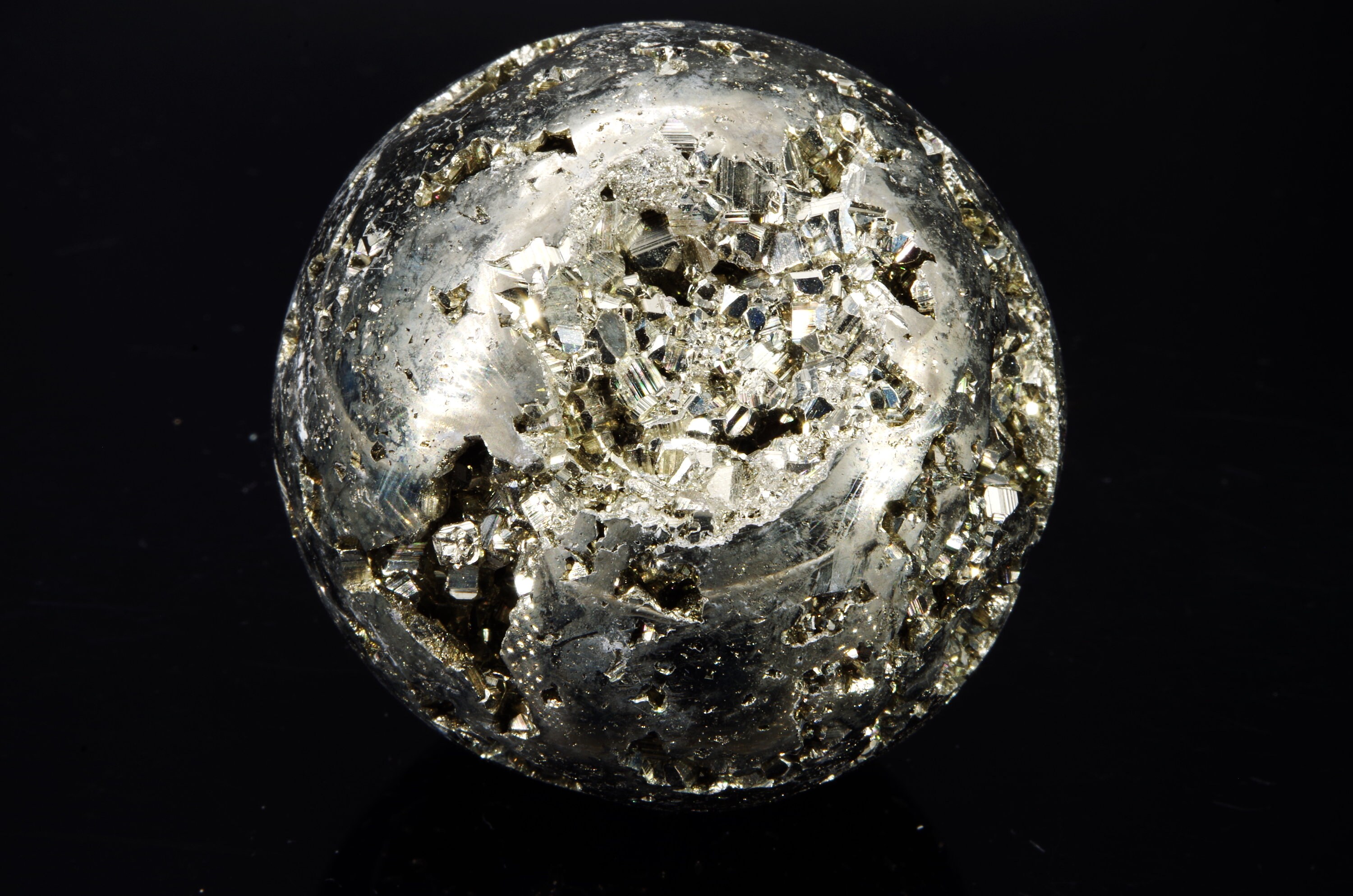 Sphère/ Boule de Pyrite Pérou 521 Gr /Diamètre 6 cm, Circonférence 20 cm