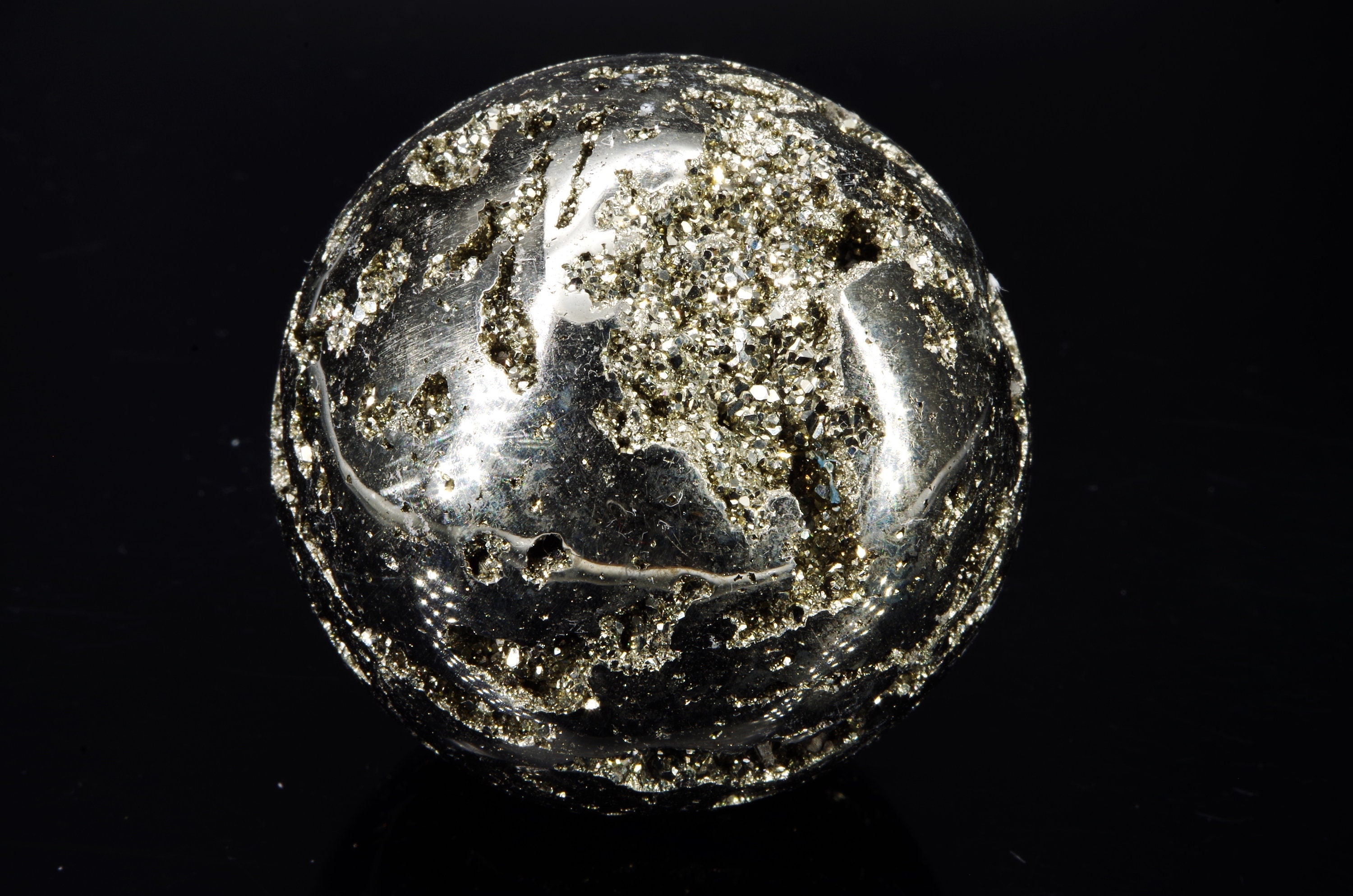 Sphère/ Boule de Pyrite Pérou 451 Gr /Diamètre 6 cm, Circonférence 19 cm