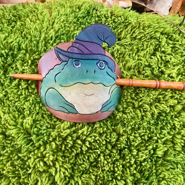 Haarnadel „Hexenfrosch“ || Haaraccessoire, Hexenhaft, Grün, Halloween, Alternativer Stil, Leder, Bambusnadel, Handgefertigt, Geschnitzt