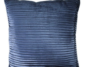 Könnte beinhalten: Ein quadratisches, marineblaues Zierkissen mit einem plissierten, horizontalen Design. Das Kissen hat eine weiche, samtige Textur und ist für die Inneneinrichtung konzipiert. Das Kissen ist einfarbig und hat einen schlichten, eleganten Stil.