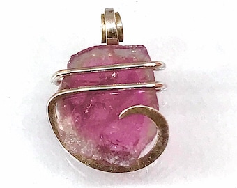 Collier pendentif en or 14 carats et cristal de tourmaline pastèque, pierre de naissance d'octobre