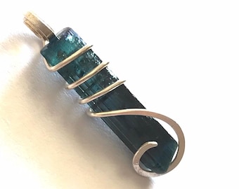 Pendentif en tourmaline indicolite, 11,6 carats, serti de cristal et monté sur fil d'argent 925.