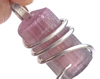 Pendentif en tourmaline rubellite épaisse, collier en cristal rose brut épais, pierre en forme de tonneau sertie de fil, pierre précieuse rose remarquable, cadeau champêtre