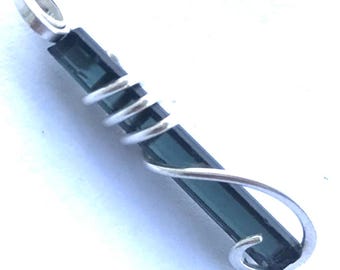 Collier en tourmaline bleue et fil d'argent, bijou artisanal