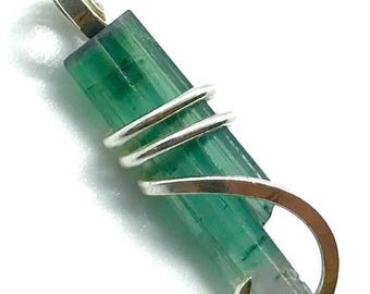 Pendentif en cristal de tourmaline bicolore, fil d'argent sterling, collier bohème
