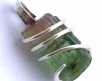 Pendentif en cristal de tourmaline pastèque brute, collier enroulé de fil (13,70 TCW)