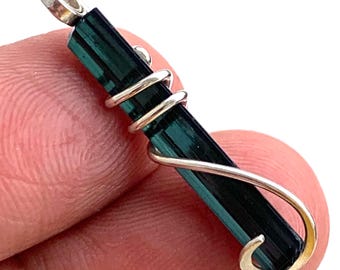 Pendentif en tourmaline Paraiba et fil d'argent