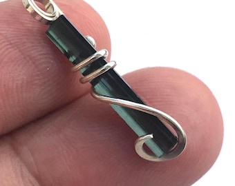 Pendentif en tourmaline bleue indicolite, collier en cristal turquoise naturel - Fil d'argent sterling serti de pierre brute, bijou unique et original