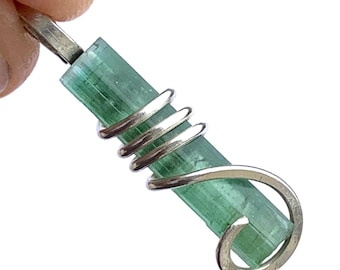 Collar con colgante de alambre de plata y cristal de turmalina verde natural