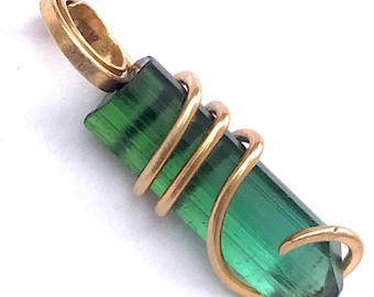 Pingente artesanal de turmalina azul bruta em ouro 14K, colar com cristal verdelita natural, joia artesanal com fio de cobre, presente único e natural para ela.