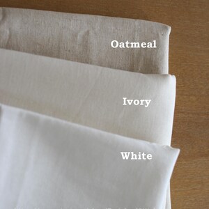 Pu&ograve; includere: Tre campioni di tessuto in diverse tonalit&agrave; di bianco: avena, avorio e bianco. I campioni sono disposti dal pi&ugrave; scuro al pi&ugrave; chiaro.