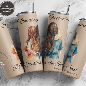Puede incluir: Cuatro vasos térmicos beige de acero inoxidable con ilustraciones de tres mujeres y las palabras "A Sweet Girl Refreshes the Soul" y "Friends, Friendship". Cada vaso tiene una pajita negra y una tapa plateada. También se ve el texto "15 Free Designs Included".
