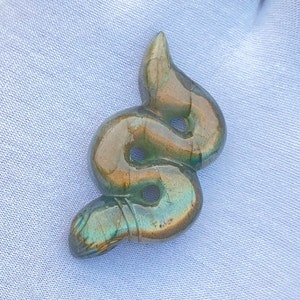 Incroyable serpent labradorite naturelle magnifiquement sculpté de 51,98 carats, avec feu vert-doré, pierre précieuse labradorite naturelle, pierre précieuse en vrac.