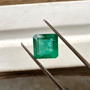 Piedra preciosa suelta de esmeralda zambiana natural de 7 mm, excelente, con corte cuadrado y buen brillo, certificada, para joyería, 1,69 quilates. imagen 1