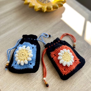 Flower Bag Charm / Small Daisy Pouch / Flower Earbud Case / Coins Purse Pouch / Crochet Drawstring Pouch / Crystal Pouch Bag