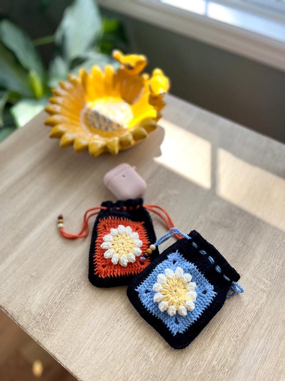Crochet Flower Pouch / Small Daisy Bag / Cute AirPod Case