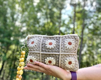 Crochet Daisy Clutch / Floral Wrislet Purse / Zipper Toiletry Bag / Wristlet Pouch / Cosmetic Bag / Cell Phone Wrislet / Granny Square Bag