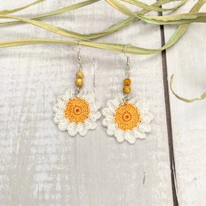 Daisy Drop Earrings / Flower Earrings / Daisy Jewelry / Crochet Flower Earrings / White Flower Dangle Earrings / Spring Accessories