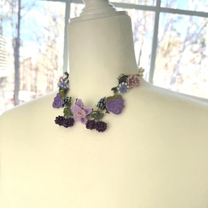 Floral Bib Necklace / Crochet Flower Necklace / Botanical Jewelry / Textile Oya Necklace / Necklace Gift for Mom / Flower Choker Necklace