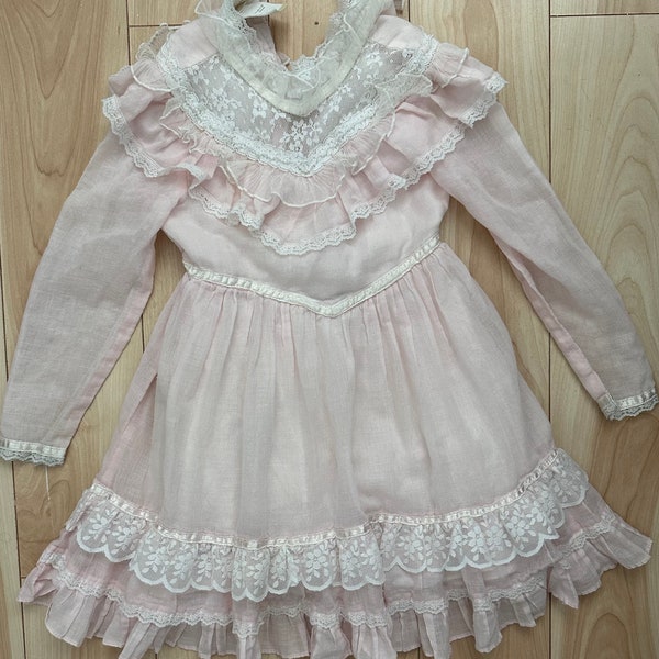 Vintage 80s Jessica McClintock GUNNE SAX Girl’s prairie, Lace, high collar dress. Pale pink. Sz 5