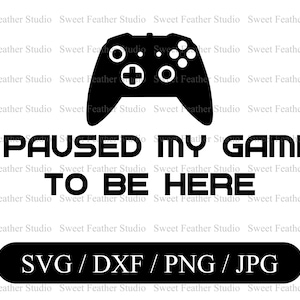 Puede incluir: Diseño gráfico en blanco y negro con un mando de videojuego y el texto "Pausé mi juego para estar aquí". También se incluye el texto "SVG / DXF / PNG / JPG".