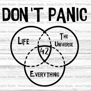 Könnte beinhalten: Schwarzweißes Grafik mit dem Text "Don't Panic" und drei sich überlappenden Kreisen, die mit "Leben", "Das Universum" und "Alles" beschriftet sind. Die Zahl 42 befindet sich in der Mitte der Kreise.