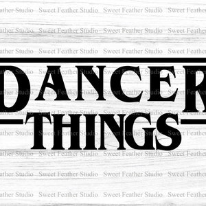 Puede incluir: Diseño gráfico en blanco y negro con el texto "DANCER THINGS" sobre un fondo de madera blanco.