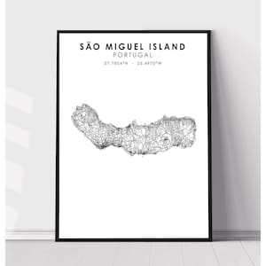Peut inclure: Carte de l'île de São Miguel, au Portugal, en noir et blanc. La carte montre le littoral de l'île, les routes et autres caractéristiques géographiques. Les coordonnées 37.7804°N - 25.4970°W sont imprimées sous le nom de l'île.