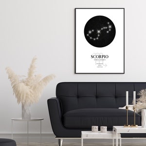 K&ouml;nnte beinhalten: Schwarz-wei&szlig;es druckbares Poster mit einer Sternenkonstellation in Form des Sternzeichen Skorpions. Der Text "Skorpion" befindet sich unterhalb der Konstellation mit den Daten "23. Oktober - 21. November" und den Worten "Zielstrebig, Mutig, Geheimnisvoll".