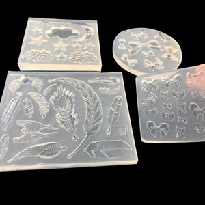 以下が含まれることがあります： クラフト用の透明なシリコンモールド4個。モールドには、羽根、翼、星、雲、月、リボンなど、さまざまなデザインが施されています。