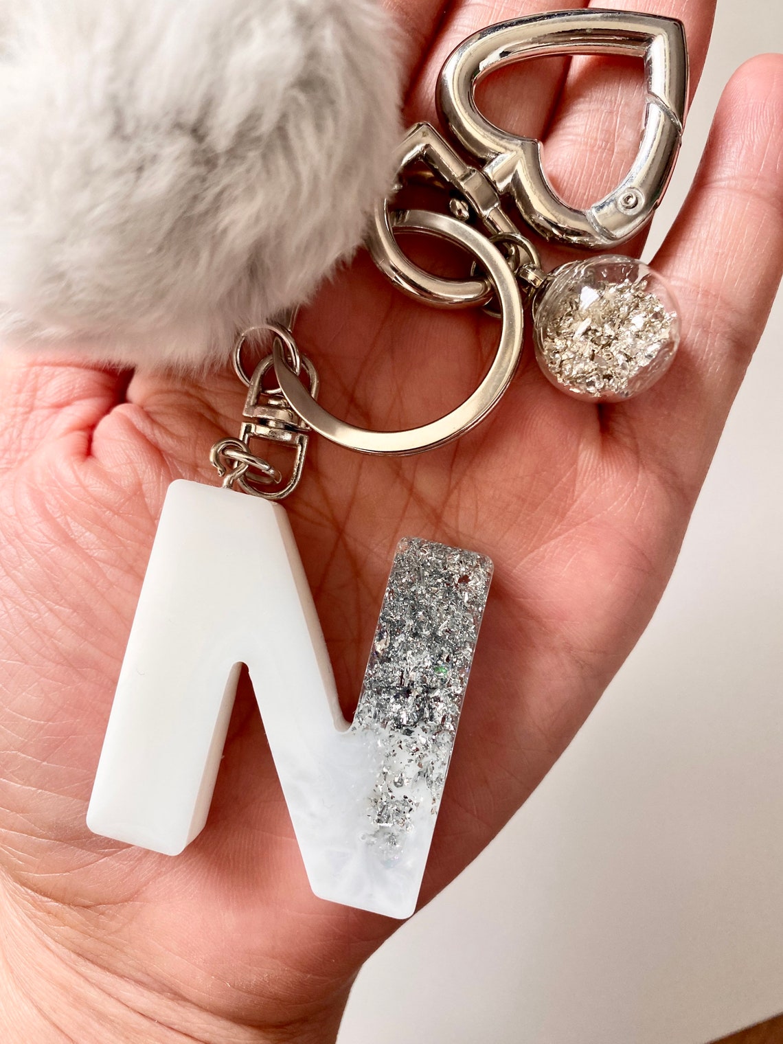 Schlüsselanhänger Aus Massivem Metall | Buchstabe H | Frei Drehbar | Mit Holz/Metall-Präsentationsspinner