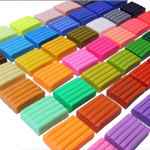 Könnte beinhalten: Ein Set mit 24 bunten Modellierton-Stäben. Jeder Stab hat eine andere Farbe und ist in Reihen angeordnet. Der Ton ist ideal zum Basteln und Kreieren.