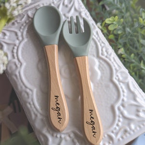 Personalized Spoon and Fork Set, Engraved Baby Spoon, Personalized Baby Shower Gift, Silicone Utensils, On Personalized Wood Gift Tag Plate immagine 6