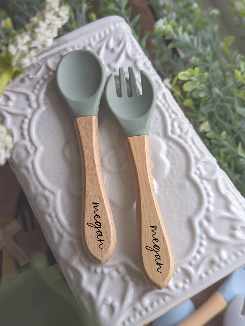 Personalized Spoon and Fork Set, Engraved Baby Spoon, Personalized Baby Shower Gift, Silicone Utensils, On Personalized Wood Gift Tag Plate immagine 6