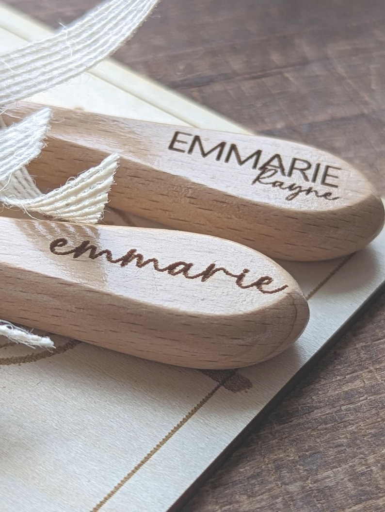 Personalized Spoon and Fork Set, Engraved Baby Spoon, Personalized Baby Shower Gift, Silicone Utensils, On Personalized Wood Gift Tag Plate immagine 2
