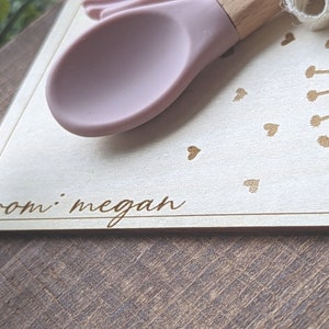 Personalized Spoon and Fork Set, Engraved Baby Spoon, Personalized Baby Shower Gift, Silicone Utensils, On Personalized Wood Gift Tag Plate immagine 5