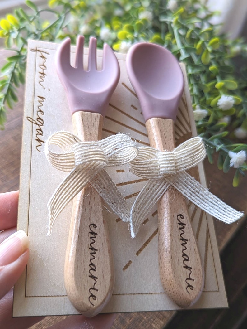 Personalized Spoon and Fork Set, Engraved Baby Spoon, Personalized Baby Shower Gift, Silicone Utensils, On Personalized Wood Gift Tag Plate immagine 4