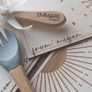 Personalized Spoon and Fork Set, Engraved Baby Spoon, Personalized Baby Shower Gift, Silicone Utensils, On Personalized Wood Gift Tag Plate immagine 3