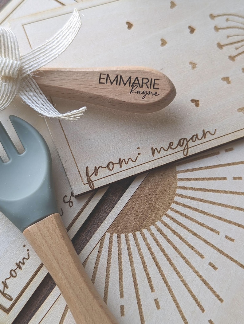 Personalized Spoon and Fork Set, Engraved Baby Spoon, Personalized Baby Shower Gift, Silicone Utensils, On Personalized Wood Gift Tag Plate immagine 3