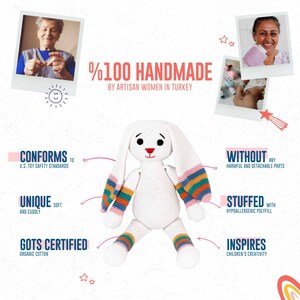 Pode incluir: Um coelho de croch&ecirc; branco com listras arco-&iacute;ris nos bra&ccedil;os e pernas. O coelho est&aacute; sentado em um fundo branco com texto que diz "%100 HANDMADE BY ARTISAN WOMEN IN TURKEY".