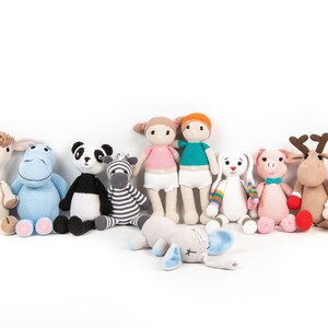 Pode incluir: Uma cole&ccedil;&atilde;o de 14 brinquedos de pel&uacute;cia feitos &agrave; m&atilde;o, incluindo um flamingo, uma girafa, uma lhama, um hipop&oacute;tamo, um panda, uma zebra, duas bonecas, um coelho, um porco, uma rena, uma ovelha, um le&atilde;o e um elefante. Os brinquedos s&atilde;o de diferentes cores e t&ecirc;m v&aacute;rias express&otilde;es faciais.