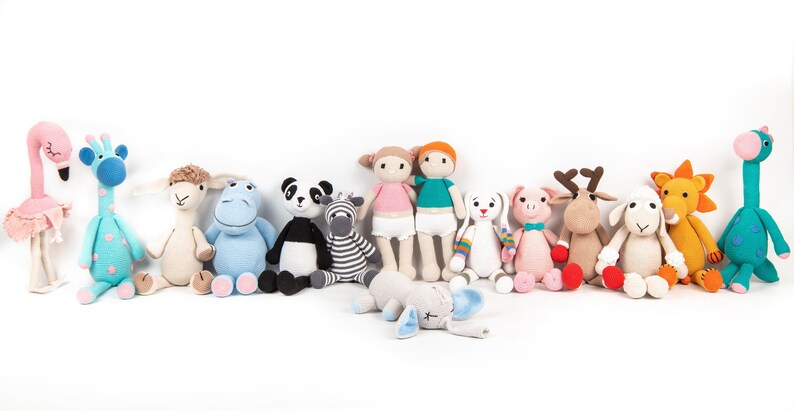 Pode incluir: Uma cole&ccedil;&atilde;o de 14 brinquedos de pel&uacute;cia feitos &agrave; m&atilde;o, incluindo um flamingo, uma girafa, uma lhama, um hipop&oacute;tamo, um panda, uma zebra, duas bonecas, um coelho, um porco, uma rena, uma ovelha, um le&atilde;o e um elefante. Os brinquedos s&atilde;o de diferentes cores e t&ecirc;m v&aacute;rias express&otilde;es faciais.