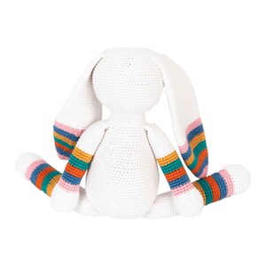 Pode incluir: Brinquedo de coelho branco de croch&ecirc; com bra&ccedil;os e pernas listrados arco-&iacute;ris.