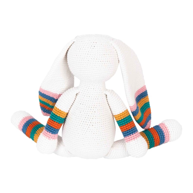 Pode incluir: Brinquedo de coelho branco de croch&ecirc; com bra&ccedil;os e pernas listrados arco-&iacute;ris.