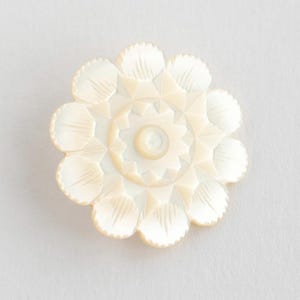RISERVATO per S - Bottone a forma di fiore in madreperla intagliata