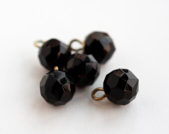 Ensemble de 5 petits boutons à facettes victoriens en verre noir avec anneaux en laiton